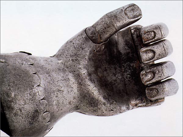 Стальной протез левой кисти, предположительно немецкой работы, датируемый1580-ми годами. Большой палец имеет ограниченную подвижность, остальные двигаются попарно, то есть указательный со средним и мизинец — с безымянным. Пальцы изначально изготовлены полусогнутыми. На запястье виден рычажок для управления. Запястье протеза неподвижное. (Частное собрание, F. W. Paul Collection, Berlin)